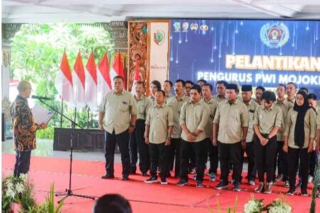 Lantik Pengurus PWI Mojokerto, Machmud Suhermono: Pers Tidak Sedang Baik-baik Saja Foto BeritaJatim.com