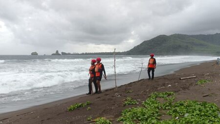 Ombak Laut Selatan di Jember Mengganas, 1 Orang Hilang Foto BeritaJatim.com