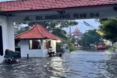 Banjir Waru Belum Surut, Warga Perumahan Elit Pocan Sidoarjo Mengungsi Foto BeritaJatim.com