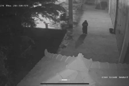 Pelaku Pembuang Bayi Laki-Laki di Magetan Terekam CCTV Foto BeritaJatim.com