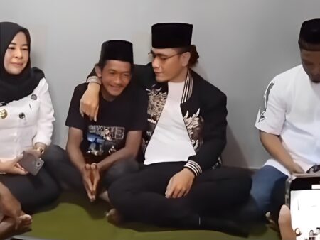 Gus Miftah Rangkul Penjual Es Teh Saat Minta Maaf, Warganet: Gesture Seperti Atasan Bawahan Foto BeritaJatim.com