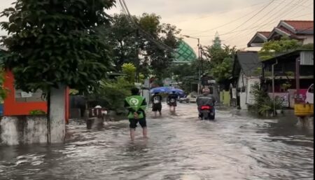 3 Hari Banjir Sidoarjo Tak Surut, Warganet: Sauwedih Aku Foto BeritaJatim.com