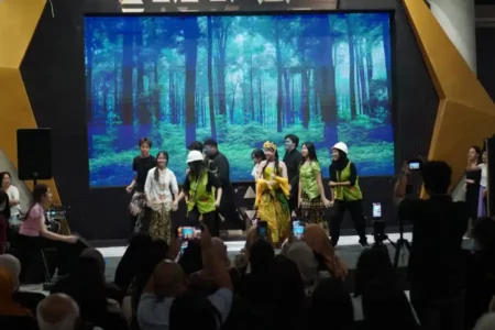 Mahasiswa FIKMB UC Gelar Drama Musikal Menginspirasi di Ciputra World Surabaya Foto BeritaJatim.com