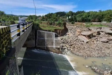 Jembatan Penghubung Jatim-Jateng di Ngawi Terancam Ambruk Foto BeritaJatim.com