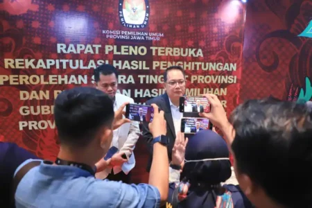 Pantau Rekapitulasi Suara Pilkada Jatim 2024, Pj Gubernur: Partisipasi Pemilih 75 Persen Foto BeritaJatim.com