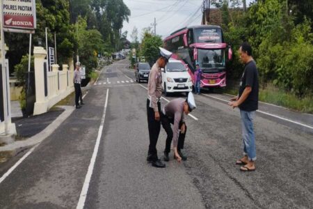 Apes! Pengendara Motor Tersenggol Bus Pariwisata di Pacitan Foto BeritaJatim.com