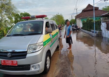 Pengungsi Banjir Jombang Didera Masalah: Mulai Pingsan Hingga Terserang Gatal-gatal Foto BeritaJatim.com