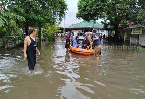 Ratusan Rumah di Jombok Jombang Terendam Banjir Selama 3 Hari Foto BeritaJatim.com