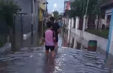 Banjir di Jombang Meluas, Kini Terjang Kawasan Perkotaan Foto BeritaJatim.com