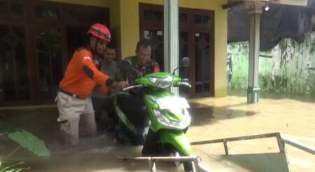 Tanggul Sungai Jebol, 500 KK di Peterongan Jombang Terdampak Banjir Foto BeritaJatim.com