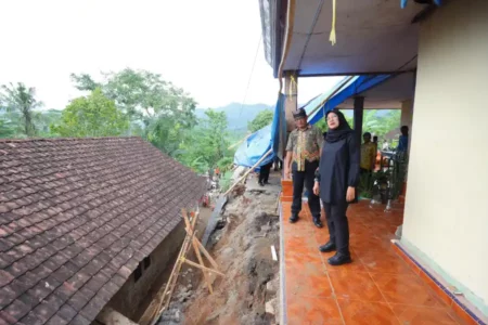 Longsor di Desa Kandangan Banyuwangi, Bupati Kunjungi Warga Terdampak Foto BeritaJatim.com