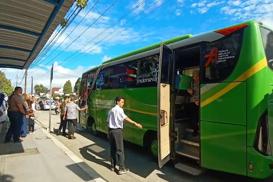 Mak Rini Modali Rijanto-Beky 12 Bus Sekolah buat Pendidikan di Blitar Foto BeritaJatim.com