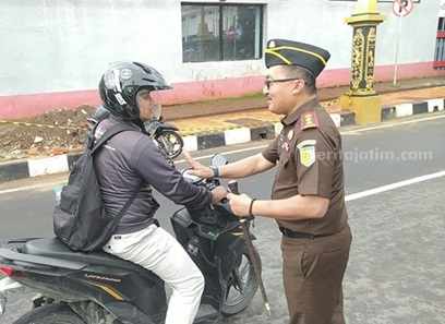 Kejari Tuban Sosialisasikan Pencegahan Korupsi ke Pengguna Jalan Foto BeritaJatim.com