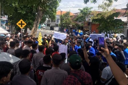 Demo Tolak PPN 12 Persen di Jombang Diwarnai Saling Dorong Foto BeritaJatim.com