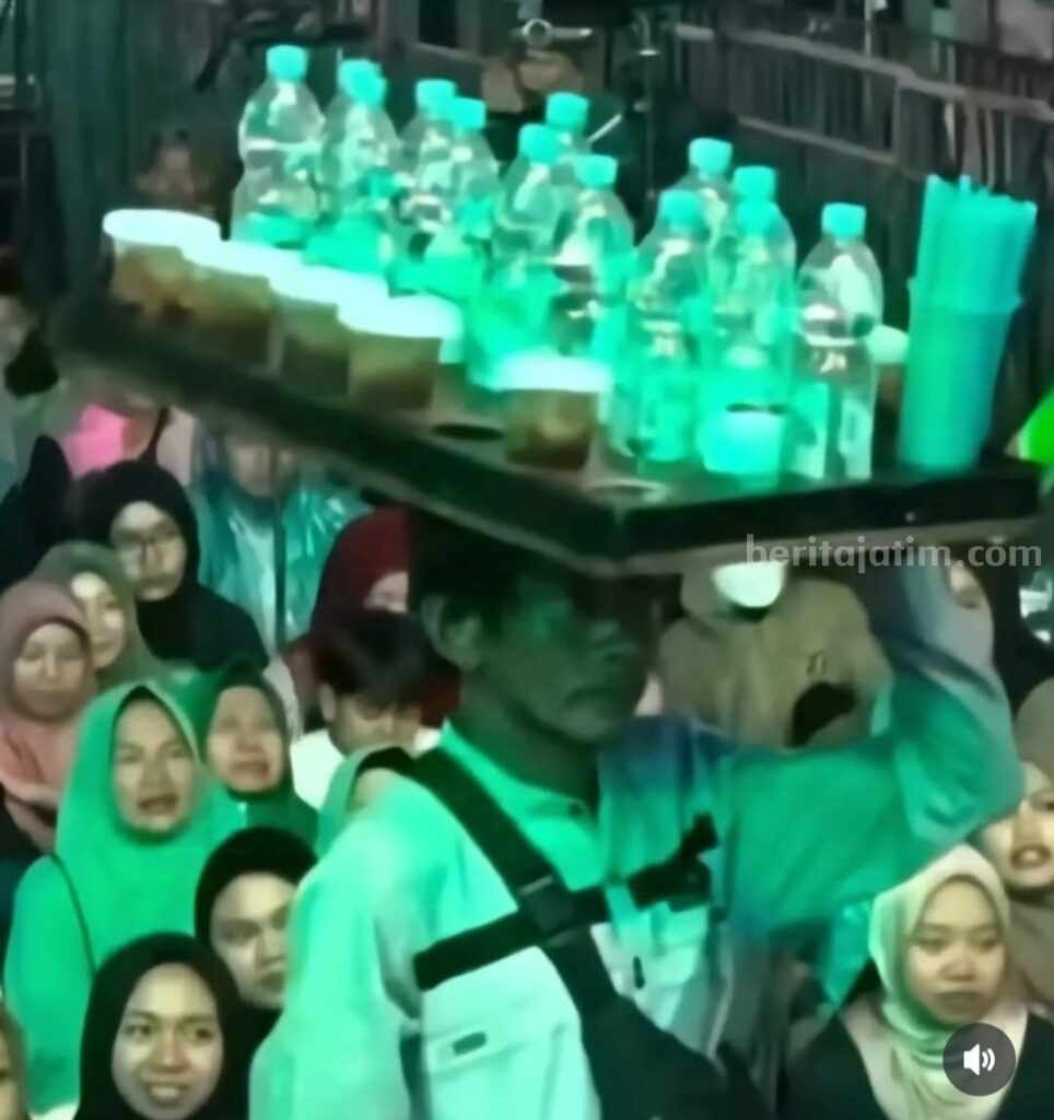 Viral! Penjual Es Teh yang Dikatakan Gobl*k Gus Miftah Banjir Donasi Netizen Foto BeritaJatim.com