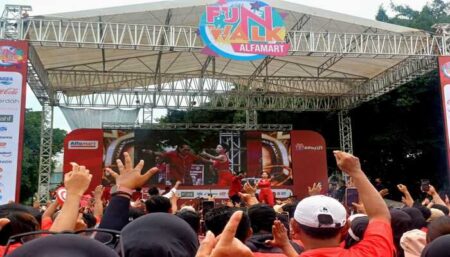 Lala Widy Hingga Jihan Audy “Goyang” Panggung Fun Walk Alfamart di Surabaya Foto BeritaJatim.com