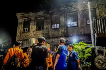 Atap Gedung Setan di Surabaya Ambruk, 60 Warga Mengungsi di Balai RW Foto BeritaJatim.com