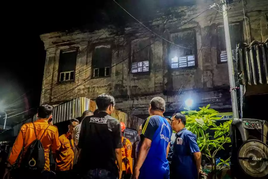 Atap Gedung Setan di Surabaya Ambruk, 60 Warga Mengungsi di Balai RW Foto BeritaJatim.com