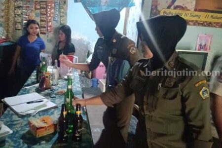Lagi, Satpol PP Sita Puluhan Miras di Warkop Pantura Gresik Foto BeritaJatim.com