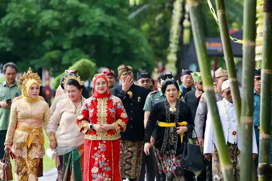 Anggunnya Bupati Ipuk Rayakan Hari Jadi Banyuwangi ke-253 dalam Balutan Busana Etnis Tionghoa Foto BeritaJatim.com