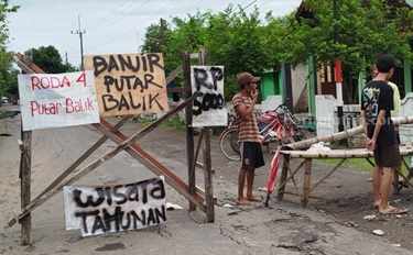 Banjir Jombok Lumpuhkan Jalur Alternatif Jombang – Mojokerto Foto BeritaJatim.com