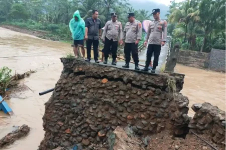 Dinas PU Bina Marga Jatim: Jembatan Darurat Trenggalek Tuntas Akhir Tahun Foto BeritaJatim.com