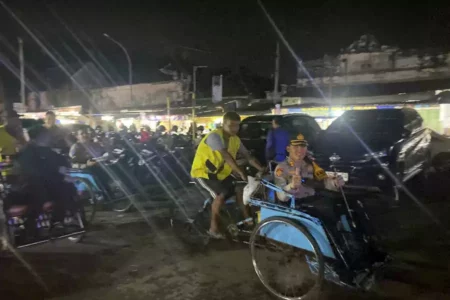 Sambil Naik Becak, Kapolres Tuban Cek Keamanan Ibadah Natal di Gereja Foto BeritaJatim.com
