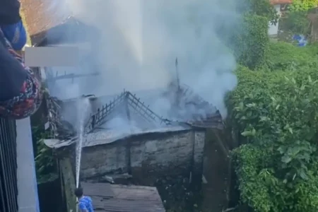 Dapur Rumah di Belakang RSU Aminah Blitar Terbakar, Pasien Panik Foto BeritaJatim.com