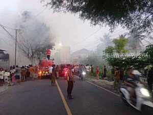 Gudang Rongsokan di Sumenep Terbakar, Rugi Capai Rp400 Juta Foto BeritaJatim.com