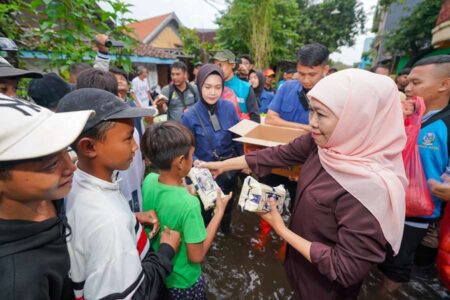 Tinjau Banjir di Waru Sidoarjo, Khofifah Salurkan Bantuan ke Warga Terdampak Foto BeritaJatim.com