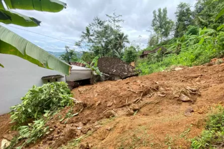 Longsor di Pacitan Hantam Dua Rumah, Firasat Nenek Selamatkan 3 Anak Foto BeritaJatim.com