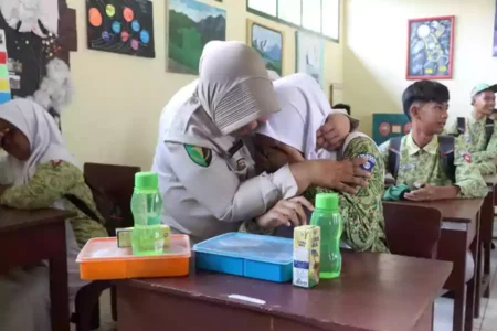 Tangis Haru Warnai Simulasi Makan Bergizi di MTs Al Khalifah Kepanjen Foto BeritaJatim.com