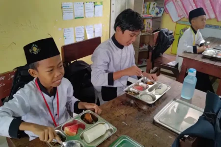 Banyuwangi Uji Coba Makan Siang Bergizi Gratis di Sekolah Foto BeritaJatim.com