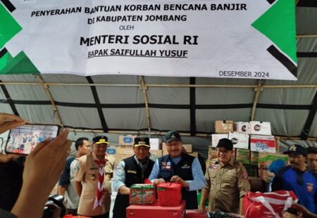 Tinjau Banjir Jombang, Mensos Gus Ipul Serahkan Bantuan Senilai Rp300 Juta Lebih Foto BeritaJatim.com