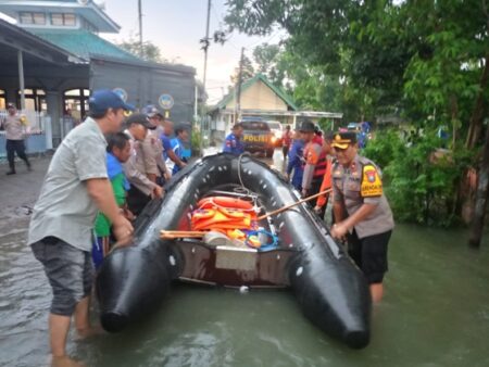 Polres Jombang dan Polairud Polda Jatim Patroli di Permukiman Warga Terdampak Banjir Foto BeritaJatim.com