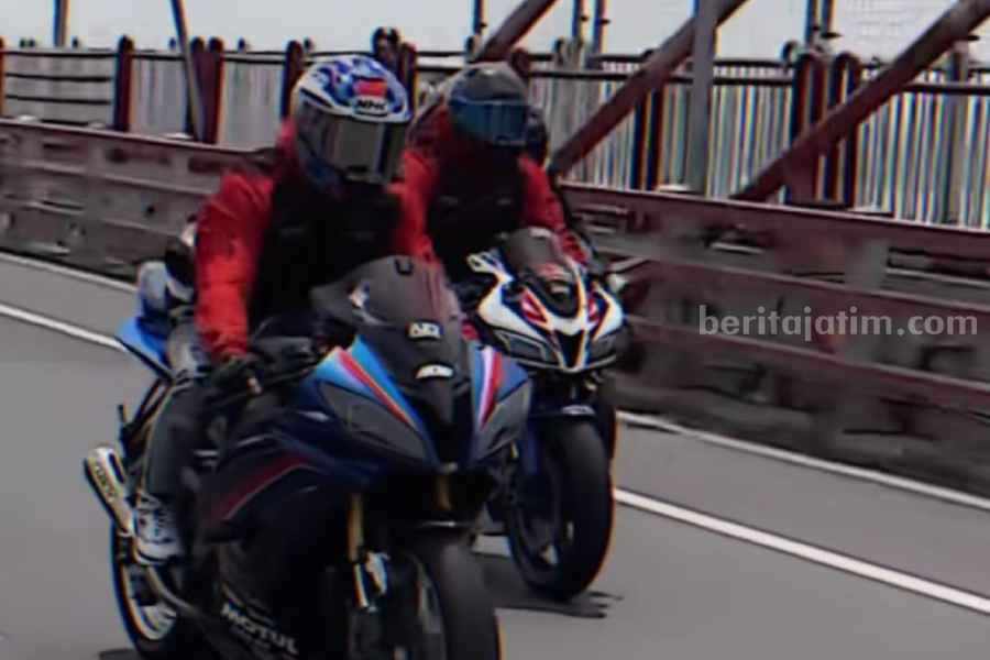 Belasan Motor Sport Ugal-Ugalan di Jembatan Suramadu Foto BeritaJatim.com