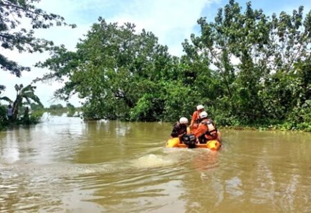 Sungai Meluap, Warga Kesamben Jombang Hanyut Terseret Arus Foto BeritaJatim.com