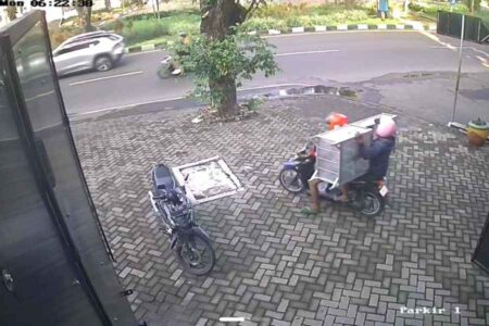 Dua Pria Curi Rak Piring di Surabaya, Penjaga Toko Geleng-geleng Foto BeritaJatim.com
