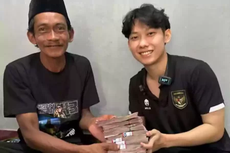 Sunhaji Penjual Es Teh Viral Dapat Dana Rp100 Juta dari Willie Salim Foto BeritaJatim.com