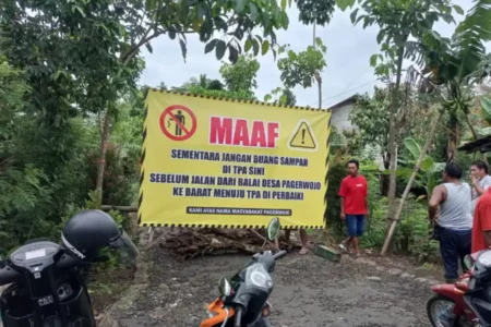 Warga Blitar Tutup Paksa Tempat Penampungan Akhir Sampah Foto BeritaJatim.com