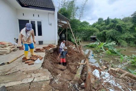 Banjir Sungai Amprong Bikin Longsor Rumah Warga Kedungkandang Malang Foto BeritaJatim.com