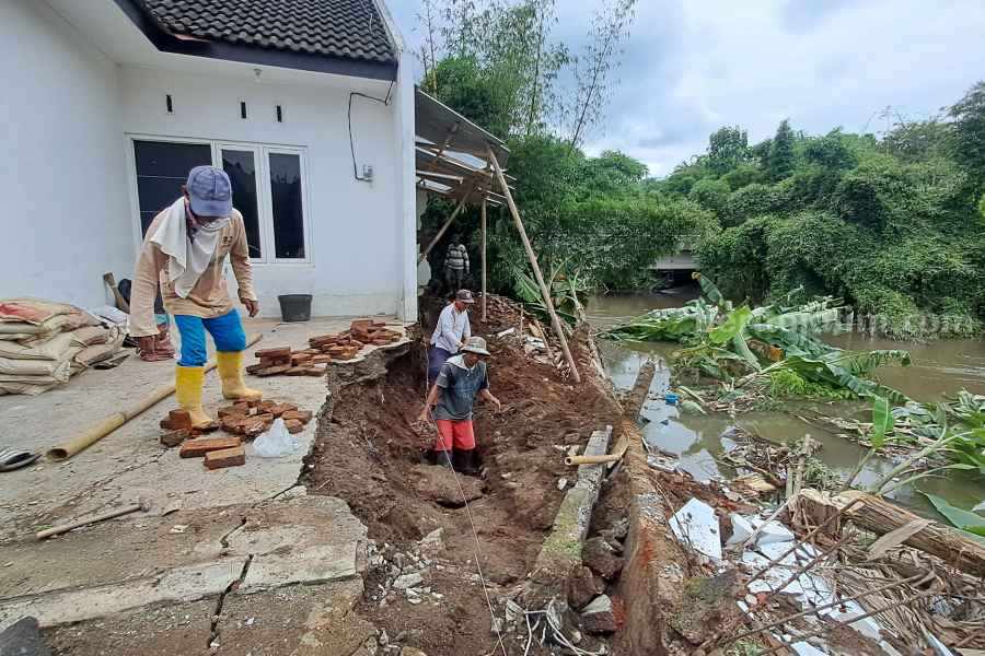 Banjir Sungai Amprong Bikin Longsor Rumah Warga Kedungkandang Malang Foto BeritaJatim.com
