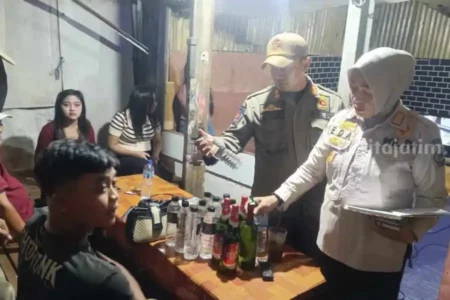 Razia Warkop Remang-Remang di Gresik, Satpol PP Sita Miras Foto BeritaJatim.com