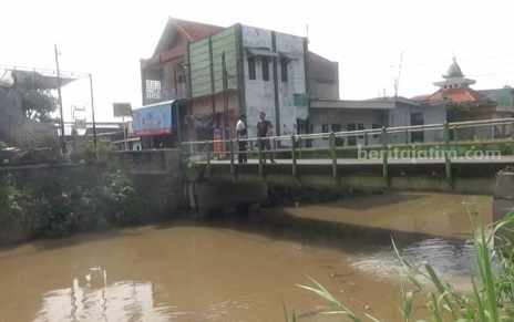 Viral, Wanita Cantik Hendak Terjun ke Sungai Sedalam 5 Meter di Jombang Foto BeritaJatim.com