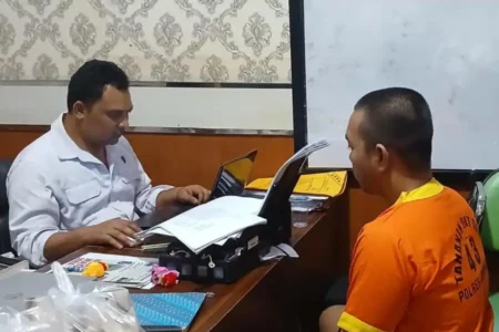 Polres Lamongan Amankan Dua Tersangka Pengeroyokan Remaja Foto BeritaJatim.com