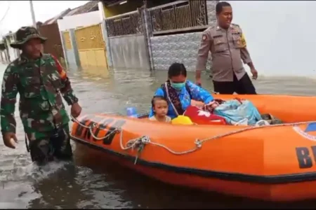 Banjir Belum Surut, Warga Desa Tempuran Mojokerto Mengungsi Foto BeritaJatim.com