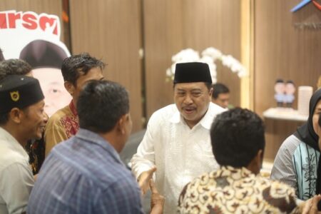 Menang Pilkada Jombang 2024, Siang Malam Kediaman Warsubi Dibanjiri Warga untuk Beri Selamat Foto BeritaJatim.com