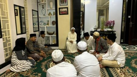 Anak Mantan Bupati Jombang Mundjidah Tutup Usia, Warsubi-Salman Takziah Sampaikan Belasungkawa Foto BeritaJatim.com