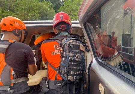 Mayat Bayi Mengapung di Kali Jagir Surabaya Foto BeritaJatim.com