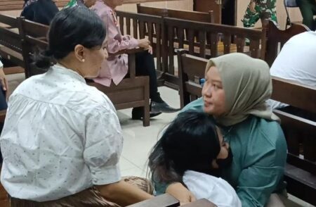 Dokter Raditya Dihukum Percobaan, Korban Pingsan di Ruang Sidang Foto BeritaJatim.com